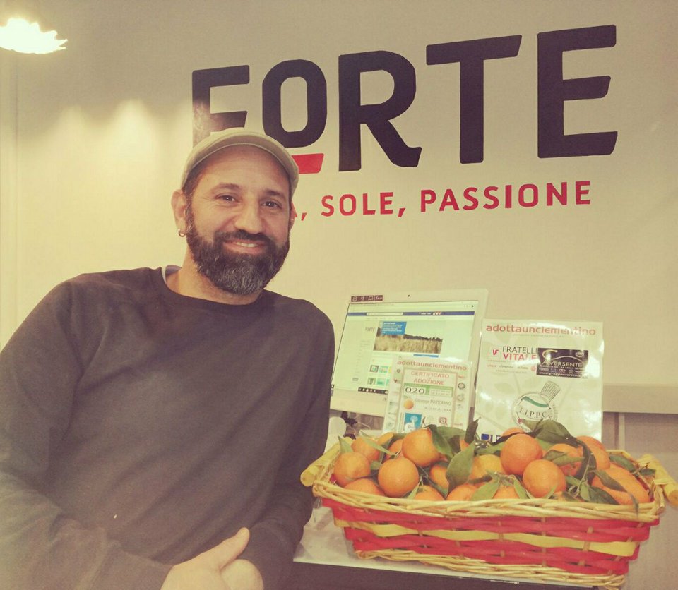 Foto Giuseppe Marturano con clementine di Corigliano